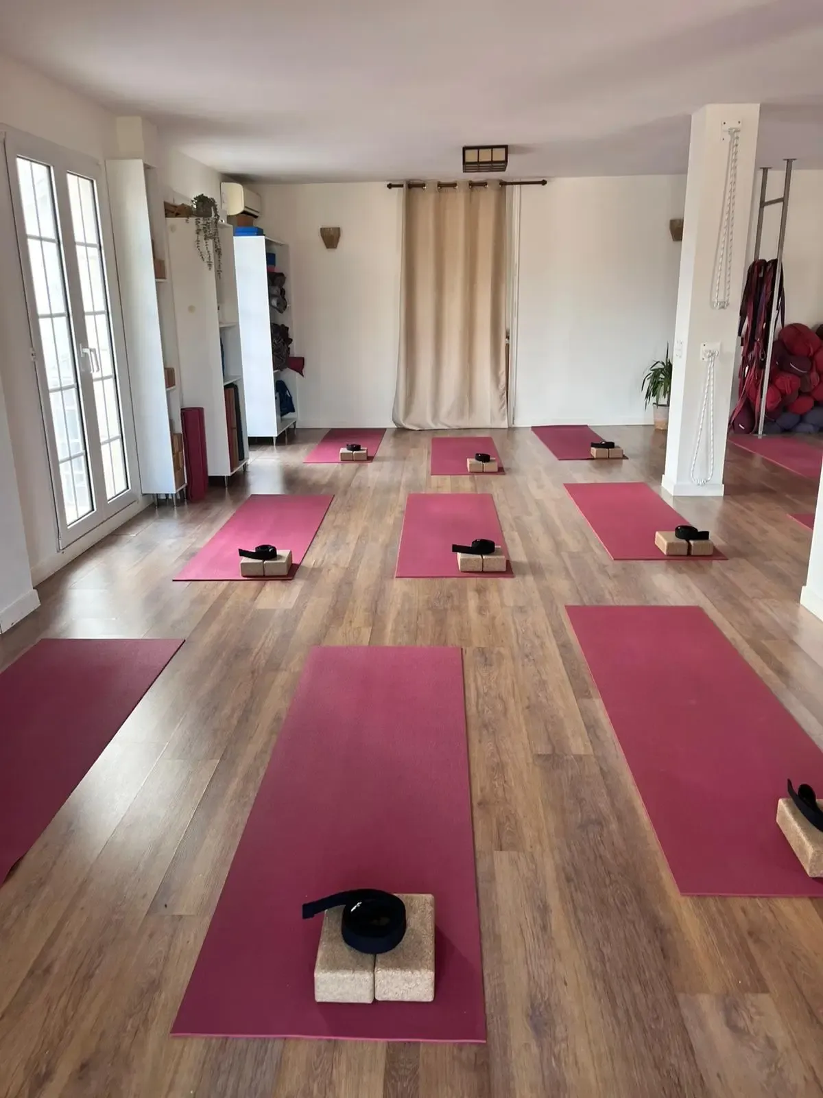 Interior de Raíces Yoga Estudio en Carlet
